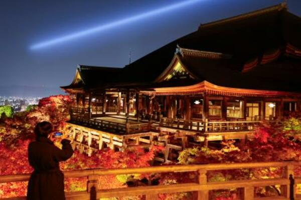 　秋の夜間特別拝観が始まるのを前に試験点灯でライトアップされた京都市東山区の清水寺＝２１日夜