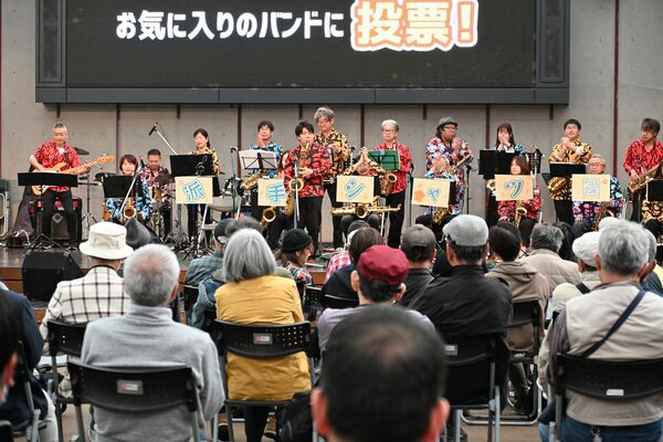 ジャズを演奏する「ミヤ・ストリートギグ」の出演者