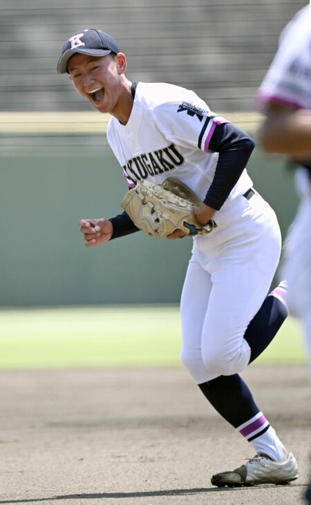 1回、国学栃木の先発・辺見が3者凡退に抑えて雄たけびを上げる=エイジェックスタジアム、森田大地撮影