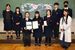 黒板アート甲子園で５位相当となった壬生高美術部員と藤本講師（右）