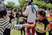 「給スイーツポイント」で一休みする「ちびミヤラン」の参加者