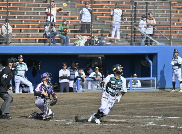 開幕戦で熱戦を繰り広げる栃木GBの選手ら=5日午後2時50分、水戸市のノーブルホームスタジアム水戸、森田大地撮影