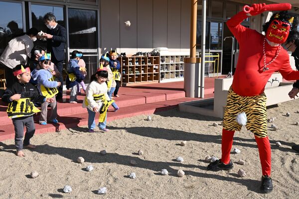 豆まきを行う園児たち