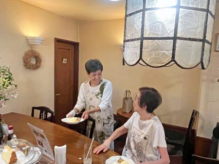 　「Ｆ・ＩＷＡＭＯＲＩ」で談笑する染谷文恵さん（左）＝東京都杉並区