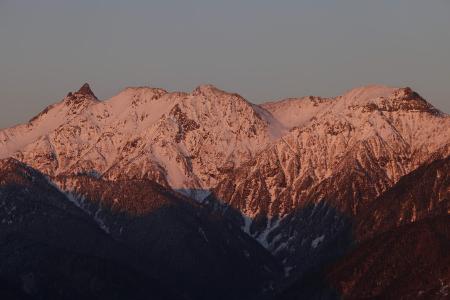 　アーベントロート（夕焼け）に染まる槍・穂高連峰。福地山山頂で夕方まで独りたたずみました＝２０２５年１２月６日
