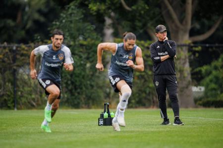 　練習を見守る清水氏（右）（Ｒｏｂｅｒｔ　Ｍｏｒａ／ＬＡ　Ｇａｌａｘｙ）