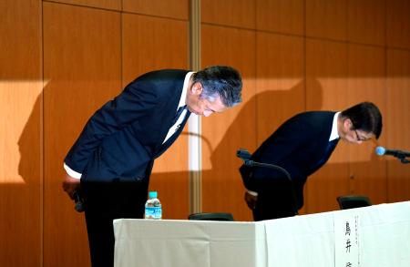 　新浪剛史会長の辞任について、記者会見で謝罪するサントリーＨＤの鳥井信宏社長（左）と山田賢治副社長＝２日午後、東京都港区