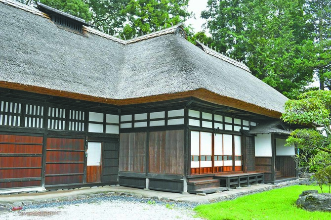 東側に客室配置。西北には馬屋、勝手などがある