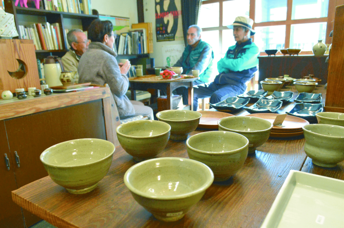 会話が弾む店の一角は、居心地よいサロンのよう