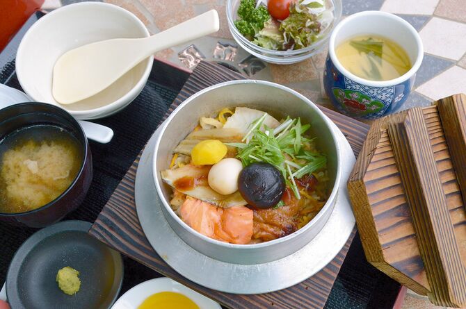 この道40年以上、料理長の腕が光る「五目釜めし」。茶わん蒸しはランチ限定で付きます