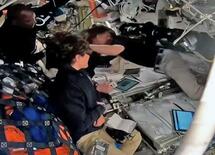 抱き合い、目元拭う４人