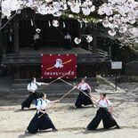 桜の下でなぎなた演武　宇都宮二荒山神社、子どもたちが堂々披露