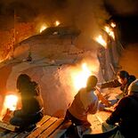 夜通しまきくべ、炎と向き合う　栃木県窯業技術支援センター研究生ら　作品…