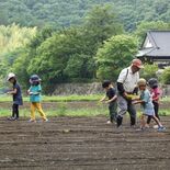 「天まで高く育ってね」 園児がキバナコスモスの種まき 宇都宮・鈴木さん…