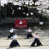 桜の下でなぎなた演武　宇都宮二荒山神社、子どもたちが堂々披露