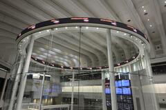 東証、午前終値5万3323円