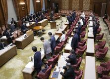 典範改正、異論残し可決