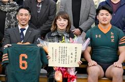 列車事故の部員へ特別卒業証書