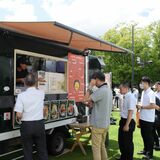 県庁前にキッチンカー集う　芝生広場で「ケンチョウランチ」初開催、長い行列に