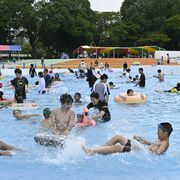 真岡・一万人プールで一部先行オープン　夏休み待ちきれず、子どもたちでにぎわい　