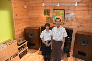 店主の福田さん（右）と妻の直美さん