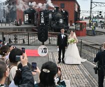 ＳＬ大樹を背に結婚式