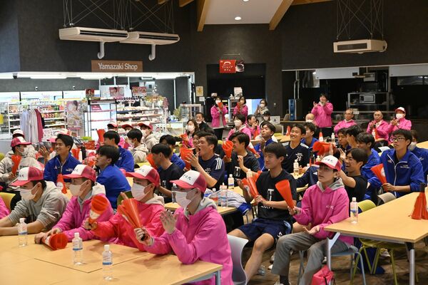 熱い声援を送る留守部隊の生徒ら=23日午後3時10分、佐野日大高