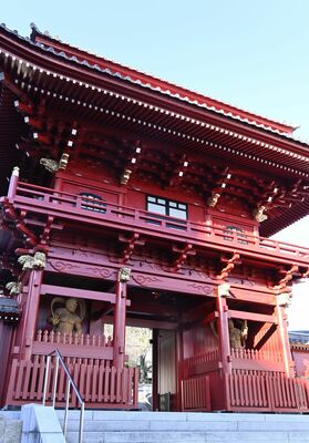 鮮やかな赤色がよみがえった慈光寺の赤門