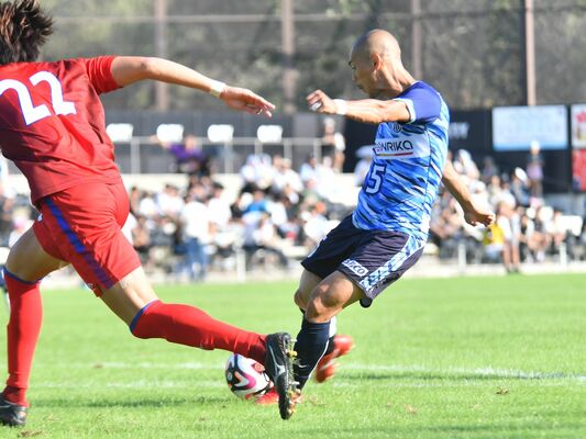 後半38分、栃木シティのＤＦ奥井（右）が同点ゴールを決める＝シティフットボールステーション
