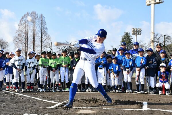 選手のバッティングを見学する子どもたち