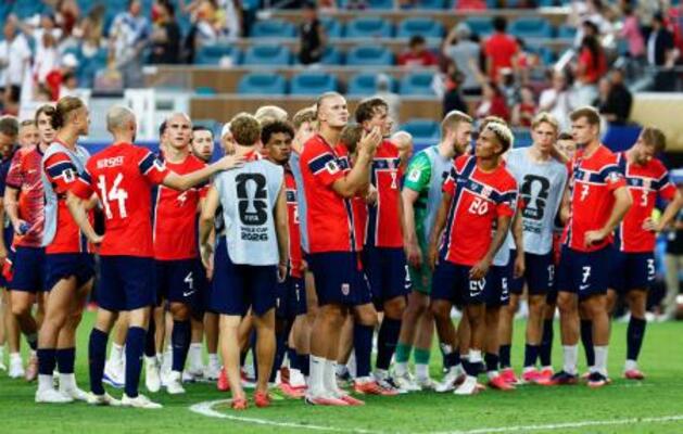 イングランドに敗れ、サポーターにあいさつするハーランド(中央)らノルウェーの選手たち=マイアミ(共同)