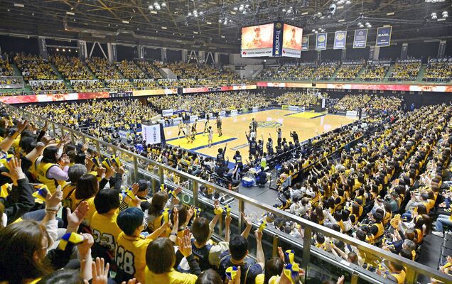 ブレックスが得点するたび、選手たちに拍手や声援を送る大勢のファン＝15日午後７時10分、ブレックスアリーナ宇都宮、加藤竜矢撮影