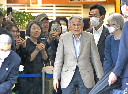 東武日光駅に到着された上皇ご夫妻を出迎える市民ら＝28日午後０時20分、日光市松原町