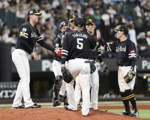 　日本ハムに勝利しタッチを交わす杉山（左端）らソフトバンクナイン＝１１日、エスコンフィールド