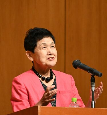 アンコンシャスバイアスにとらわれない生き方について講演する坂東さん＝９月22日午後、宇都宮市内