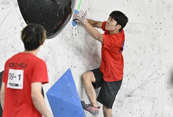 スポーツクライミング成年男子ボルダー決勝　第４課題に挑む斎藤（右、県連盟）と指示を送る川又（Ｂ－ｐｕｍｐ）＝佐賀県多久市の九州クライミングベースＳＡＧＡ