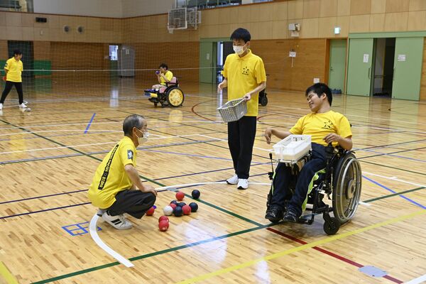練習に取り組む「とちぎボッチャスターズ」の選手ら。ボッチャ日本代表の活躍に注目している＝21日午後、宇都宮市