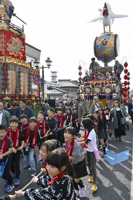 威勢の良いかけ声で山車を引く子どもたち