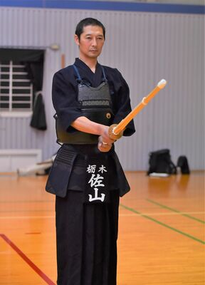 昨年末に８段審査に合格した佐山さん。日頃は穏やかな表情だが竹刀を握ると一変する＝４月15日、栃木市内
