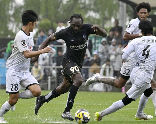後半追加タイム、栃木シティのＦＷウタカ（中央）がゴール前に攻め込む＝ＣＦＳ、広瀬華撮影