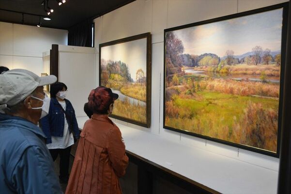 身近な風景を描いた大作が並ぶ佐藤さんの絵画展
