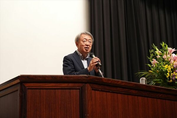 宗教などついて解説する池上さん
