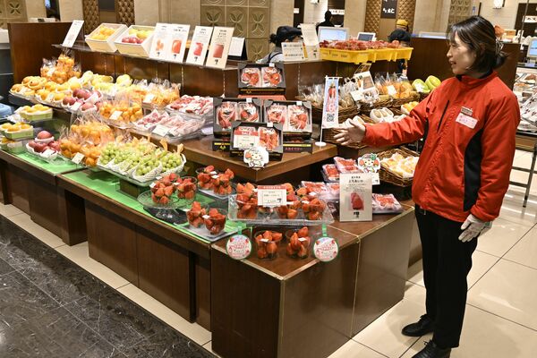 県産イチゴが陳列されている売り場＝10日午後、東京都中央区