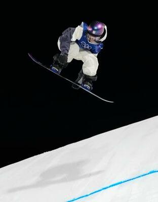 　女子ビッグエア決勝　ジャンプする鈴木萌々＝リビーニョ（共同）