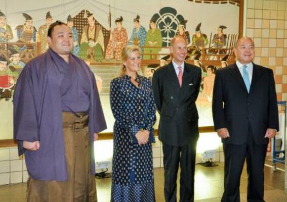 　観戦に訪れた英国のエドワード王子夫妻（中央）を出迎える八角理事長（右）と朝乃山＝１９日、両国国技館