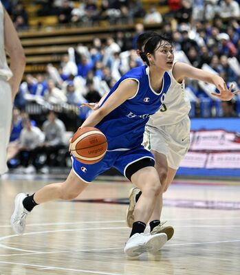 第2クオーター5分、白鴎大の佐坂がゴール下に攻め込む=東京都大田区の大田区総合体育館、森田大地撮影