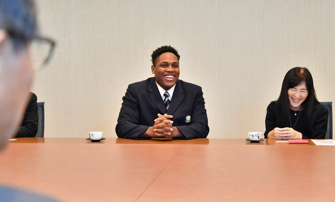 目標などを笑顔で語る幸福高のエミール(左)=下野新聞社