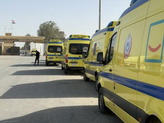 ラファ検問所のエジプト側で、待機する救急車=2日(ゲッティ=共同)