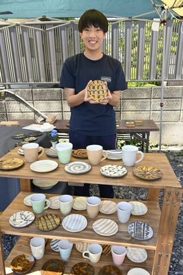 陶器市で作品を展示している白石さん