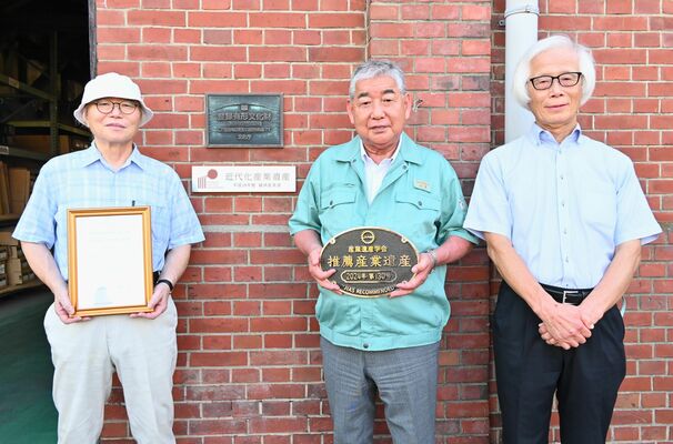 左から福島さん、秋草社長、北村さん
